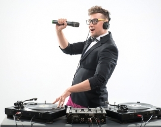 9 Reasons Why Hiring an Amateur Wedding DJ Is a Huge Mistake
