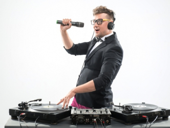 9 Reasons Why Hiring an Amateur Wedding DJ Is a Huge Mistake