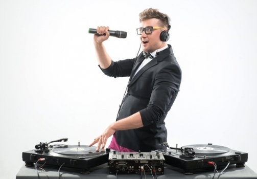 9 Reasons Why Hiring an Amateur Wedding DJ Is a Huge Mistake